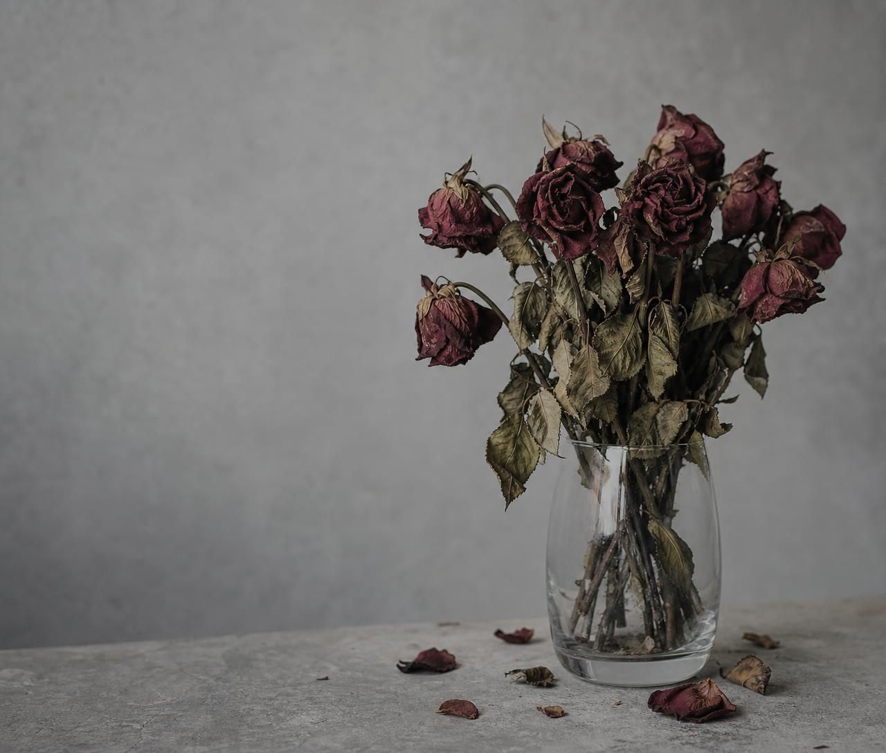 Ramo de rosas marchitas
